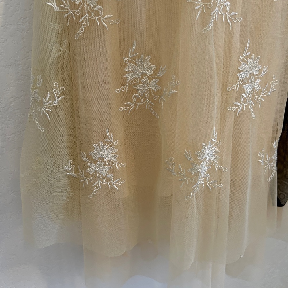 Elegant Lace Midi Dress in Gold - Picture 8 of 13